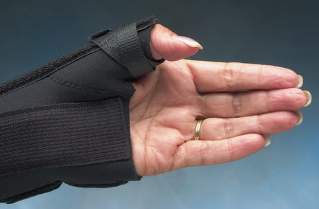 Comfort Coolᵀᴹ D-Ring Thumb/Wrist Splint (Short)